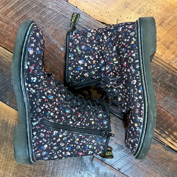 Dr. Martens Courtney Black Floral Combat Boots Women’s Size 8 - Picture 5 of 11